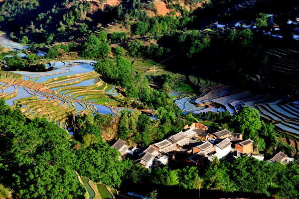 鹤庆县位于云南省西北部,是大理州的北大门,离丽江机场鹤庆县位于云南省西北部,是大理州的北大门,离丽江机场14公里,县…